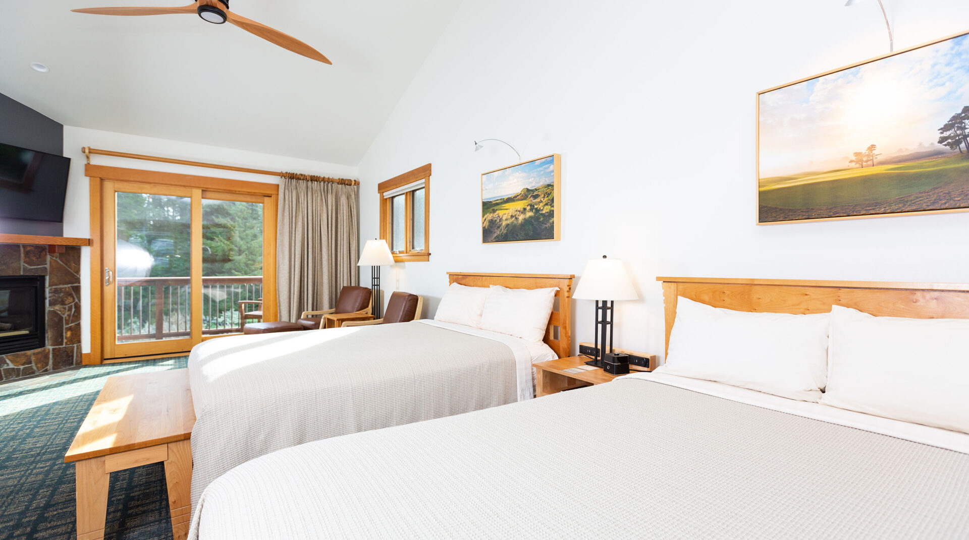 A spacious and airy guest room at Lily Pond